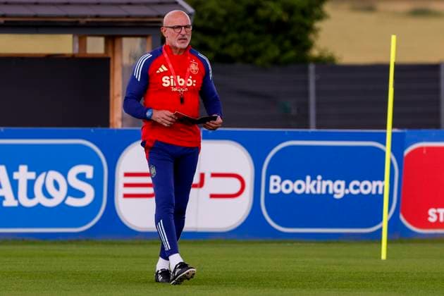 Sport Bilder des Tages Spain s head coach Luis De la Fuente leads a team s training session in Donaueschingen, Germany, 06 July 2024.. Spain will face France in their Euro2024 semi-final soccer match on 09 July. Spain s training session !ACHTUNG: NUR REDAKTIONELLE NUTZUNG!  Copyright: xJ.J.xGuillenx GRAF2610 20240706-55014076913_1