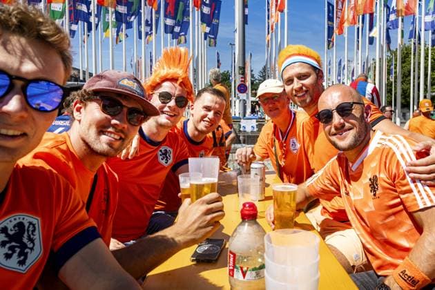 BERLIN - Dutch supporters on the day of the European Championship, EM, Europameisterschaft quarter-final between the Netherlands and Turkey. ANP RAMON VAN FLYMEN xVIxANPxSportx xxANPxIVx 502882773 originalFilename: 502882773.jpg