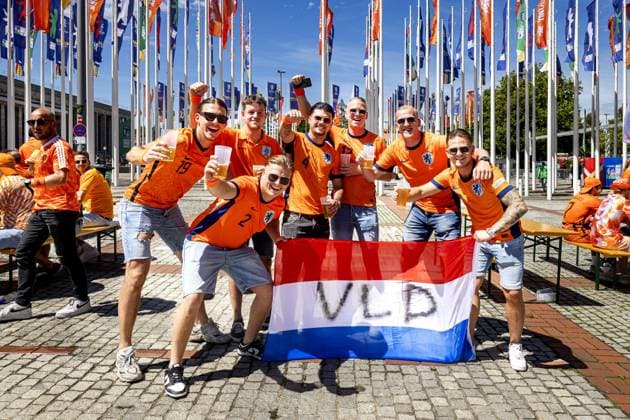 BERLIN - Dutch supporters on the day of the European Championship, EM, Europameisterschaft quarter-final between the Netherlands and Turkey. ANP RAMON VAN FLYMEN xVIxANPxSportx xxANPxIVx 502882778 originalFilename: 502882778.jpg
