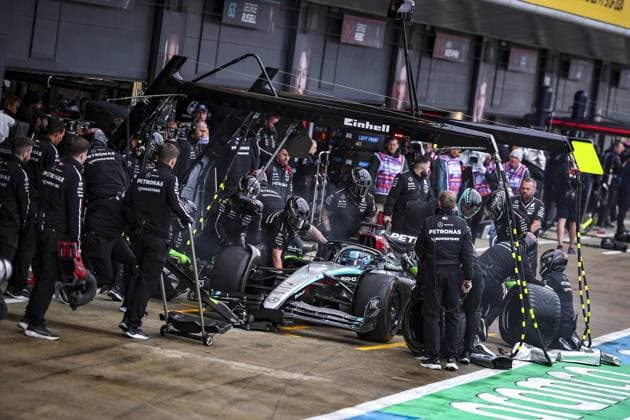 63 RUSSELL George (gbr), Mercedes AMG F1 Team W15, action, pitlane, mechanic, mecanicien, mechanics during the Formula 1 Qatar Airways British Grand Prix 2024, 12th round of the 2024 Formula One World Championship, WM, Weltmeisterschaft from July 5 to 7, 2024 on the Silverstone Circuit, in Silverstone, United Kingdom - F1 - BRITISH GRAND PRIX 2024 DPPI Panoramic 240706_R12_GRAN_BRETAGNA_DP_EA018988