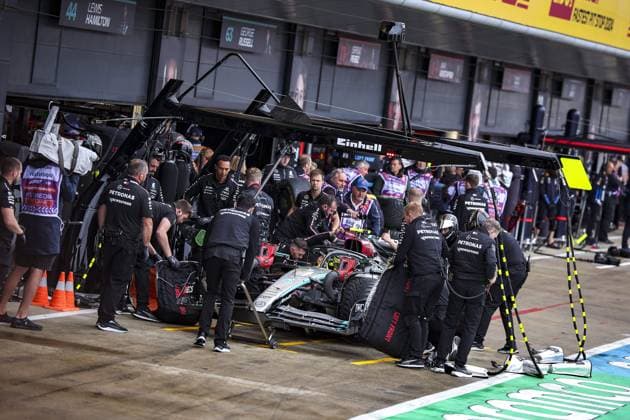 44 HAMILTON Lewis (gbr), Mercedes AMG F1 Team W15, action, pitlane, mechanic, mecanicien, mechanics during the Formula 1 Qatar Airways British Grand Prix 2024, 12th round of the 2024 Formula One World Championship, WM, Weltmeisterschaft from July 5 to 7, 2024 on the Silverstone Circuit, in Silverstone, United Kingdom - F1 - BRITISH GRAND PRIX 2024 DPPI Panoramic 240706_R12_GRAN_BRETAGNA_DP_EA019034
