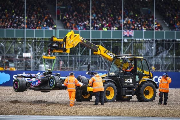 10 GASLY Pierre (fra), Alpine F1 Team A524, action after a crash, accident, on gravel, marshall, commissaire de piste, marshal, marshalls, marshals during the Formula 1 Qatar Airways British Grand Prix 2024, 12th round of the 2024 Formula One World Championship, WM, Weltmeisterschaft from July 5 to 7, 2024 on the Silverstone Circuit, in Silverstone, United Kingdom - F1 - BRITISH GRAND PRIX 2024 DPPI Panoramic 240706_R12_GRAN_BRETAGNA_DP_XB3_5669