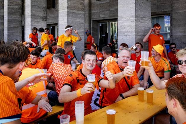 BERLIN - Dutch supporters on the day of the European Championship, EM, Europameisterschaft quarter-final between the Netherlands and Turkey. ANP RAMON VAN FLYMEN xVIxANPxSportx xxANPxIVx 502885005 originalFilename: 502885005.jpg