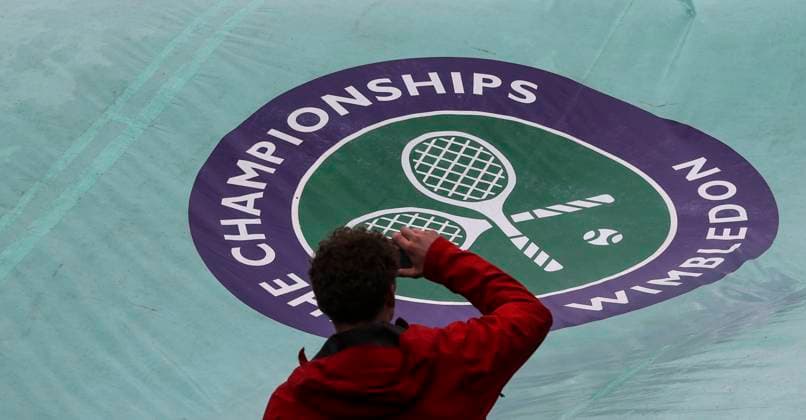 (240706) -- LONDON, July 6, 2024 -- Photo taken on July 6, 2024 shows a tennis fan photographing the rain cover over court on day 6 at Wimbledon tennis Championship in London, Britain. ) (SP)BRITAIN-LONDON-TENNIS-WIMBLEDON-DAY 6 HanxYan 