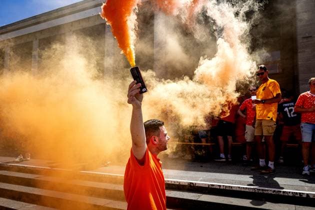 Sport Bilder des Tages BERLIN - Dutch supporters on the day of the European Championship, EM, Europameisterschaft quarter-final between the Netherlands and Turkey. ANP RAMON VAN FLYMEN xVIxANPxSportx xxANPxIVx 502886031 originalFilename: 502886031.jpg