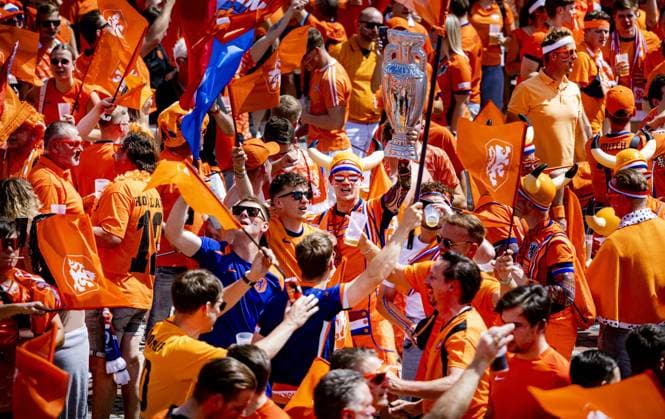 BERLIN - Dutch supporters on the day of the European Championship, EM, Europameisterschaft quarter-final between the Netherlands and Turkey. ANP RAMON VAN FLYMEN xVIxANPxSportx xxANPxIVx 502887150 originalFilename: 502887150.jpg