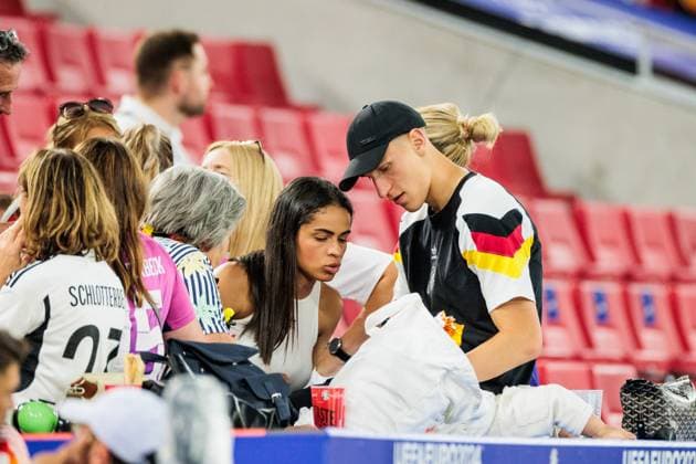 UEFA EURO, EM, Europameisterschaft,Fussball 2024: Spanien - Deutschland; 05.07.2024 Nico Schlotterbeck (Deutschland, 15) mit Frau Sabrina UEFA EURO 2024: Spanien - Deutschland; Stuttgart Arena, Stuttgart am 05.07.2024 *** UEFA EURO 2024 Spain Germany 05 07 2024 Nico Schlotterbeck Germany, 15 with wife Sabrina UEFA EURO 2024 Spain Germany Stuttgart Arena, Stuttgart on 05 07 2024 Copyright: xBEAUTIFULxSPORTS Wunderlx