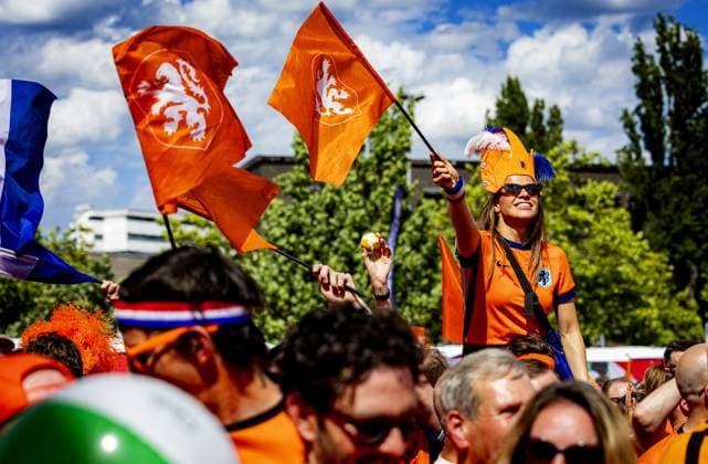 BERLIN - Dutch supporters on the day of the European Championship, EM, Europameisterschaft quarter-final between the Netherlands and Turkey. ANP RAMON VAN FLYMEN xVIxANPxSportx xxANPxIVx 502893087 originalFilename: 502893087.jpg