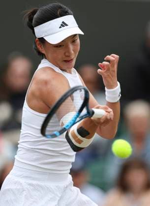 (240706) -- LONDON, July 6, 2024 -- Wang Xinyu of China competes during the women s singles third round match between Wang Xinyu of China and Harriet Dart of Britain on Day 6 at Wimbledon tennis Championship in London, Britain on July 6, 2024. ) (SP)BRITAIN-LONDON-TENNIS-WIMBLEDON-DAY 6 HanxYan 