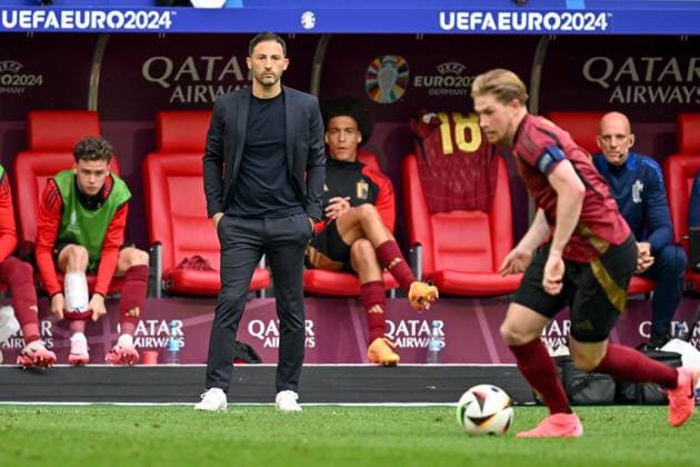 240701 EURO2024 FRANCE VS BELGIUM Head Coach Domenico Tedesco of Belgium pictured watching Kevin De Bruyne (7) of Belgium during a soccer game between the national teams of France, called les Bleus and Belgium, called the Red Devils in a round of 16 knock out game of the UEFA EURO, EM, Europameisterschaft,Fussball 2024 tournament , on Saturday 1 July 2024 in Dusseldorf , Germany . photo sportpix David Catry Dusseldorf GERMANY  Copyright: xx 472466