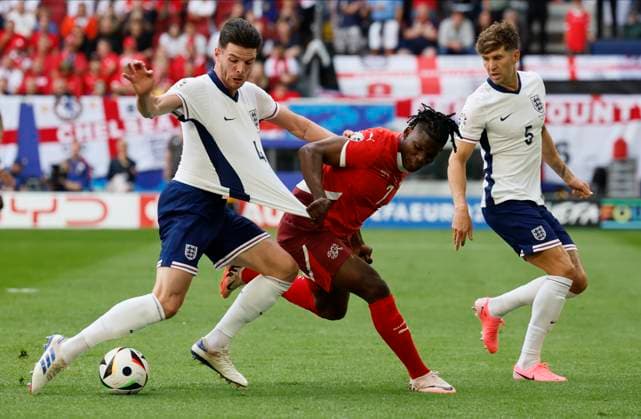 England v Switzerland: Quarter-Final - UEFA EURO, EM, Europameisterschaft,Fussball 2024 Declan Rice of England has his shirt pulled by Breel Embolo of Switzerland during the UEFA EURO 2024 quarter-final match between England and Switzerland at Düsseldorf Arena on July 6, 2024 in Dusseldorf, Germany. Düsseldorf Düsseldorf Arena Germany Germany Copyright: xRichardxSellers Sportsphoto APLx 14044561