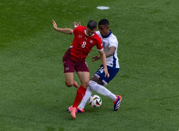 Football - UEFA EURO, EM, Europameisterschaft,Fussball 2024 - Quarter-Final - England v Switzerland DÜSSELDORF, GERMANY - Saturday, July 6, 2024: Switzerland s Remo Freuler (L) is challenged by England s Ezri Konsa during the UEFA Euro 2024 Quarter-Final match between England and Switzerland at the Düsseldorf Arena. (Photo by David Rawcliffe Propaganda) DÜSSELDORF Düsseldorf Arena NORTH RHINE-WESTPHALIA GERMANY  Copyright: xDavidxRawcliffex P2024-07-06-England_Switzerland-11
