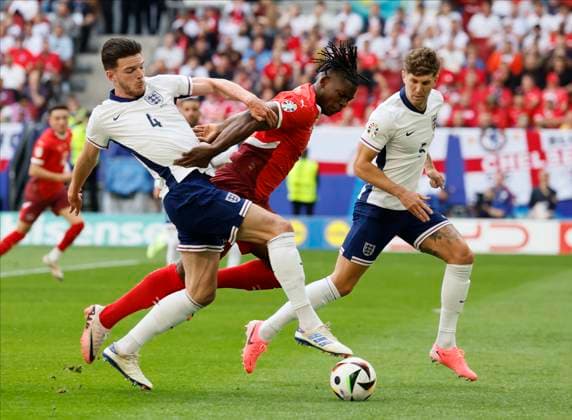 England v Switzerland: Quarter-Final - UEFA EURO, EM, Europameisterschaft,Fussball 2024 Declan Rice of England and Breel Embolo of Switzerland challenge during the UEFA EURO 2024 quarter-final match between England and Switzerland at Düsseldorf Arena on July 6, 2024 in Dusseldorf, Germany. Düsseldorf Düsseldorf Arena Germany Germany Copyright: xRichardxSellers Sportsphoto APLx 14044562