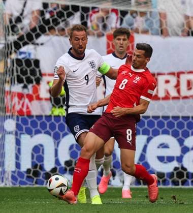 England v Switzerland UEFA EURO, EM, Europameisterschaft,Fussball 2024 Harry Kane of England battles for the ball with Remo Freuler of Switzerland during the UEFA Euro 2024 match at Merkur Spiel-Arena, Düsseldorf UK Newspapers OUT Copyright: xPaulxChestertonx FIL-20329-0057