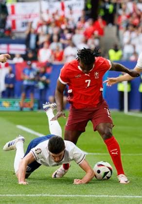 England v Switzerland: Quarter-Final - UEFA EURO, EM, Europameisterschaft,Fussball 2024 Declan Rice of England and Breel Embolo of Switzerland challenge during the UEFA EURO 2024 quarter-final match between England and Switzerland at Düsseldorf Arena on July 6, 2024 in Dusseldorf, Germany. Düsseldorf Düsseldorf Arena Germany Germany Copyright: xRichardxSellers Sportsphoto APLx 14044563