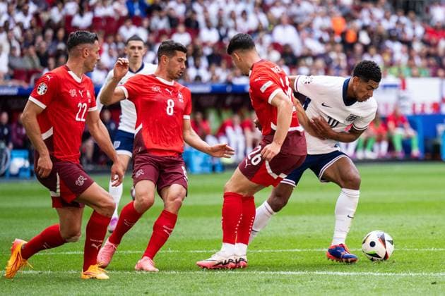 240706 Fabian Rieder of Switzerland and Jude Bellingham of England during the UEFA Euro 2024 Football Championship quarterfinal between England and Switzerland on July 6, 2024 in Düsseldorf Photo Mathias Bergeld BILDBYRAN kod MB MB0943 fotboll football soccer fotballs em europamästerskap em uefa euro uefa european football championship euro 2024 kvartfinal quarterfinal quarterfinals england schweiz switzerland bbeng  Copyright: MATHIASxBERGELD BB240706MB032