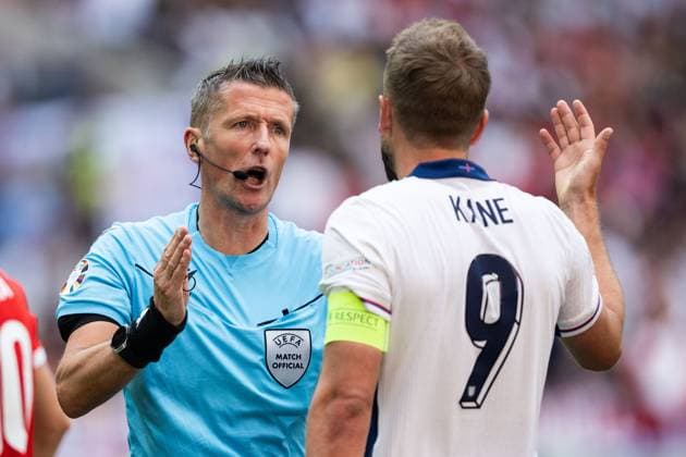 240706 Referee Daniele Orsato with Harry Kane of England during the UEFA Euro 2024 Football Championship quarterfinal between England and Switzerland on July 6, 2024 in Düsseldorf Photo Mathias Bergeld BILDBYRAN code MB MB0943 fotboll football soccer fotballs em europamästerskap em uefa euro uefa european football championship euro 2024 kvartfinal quarterfinal quarterfinals england schweiz switzerland bbeng  Copyright: MATHIASxBERGELD BB240706MB036