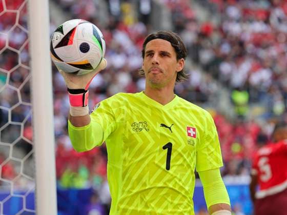 England v Switzerland UEFA EURO, EM, Europameisterschaft,Fussball 2024 Switzerland goalkeeper Yann Sommer holds the ball during the UEFA Euro 2024 match at Merkur Spiel-Arena, Düsseldorf UK Newspapers OUT Copyright: xPaulxChestertonx FIL-20329-0061