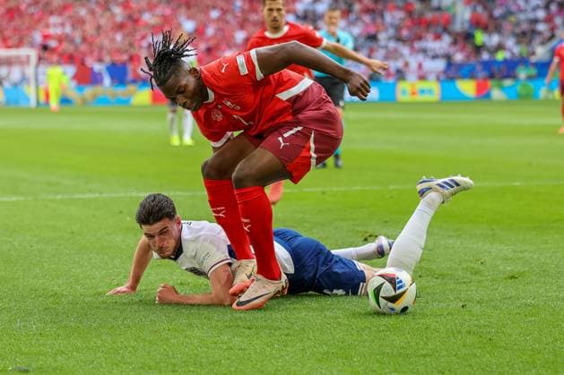 Declan Rice England, 04 in duel with Breel Embolo Switzerland, 07 , Football, UEFA , European Championship, Quarterfinals 2024, England vs Switzerland, 06 07 2024, Duesseldorf Arena, Duesseldorf, Germany Duesseldorf Duesseldorf Arena Nordrhein Westfalen Germany Copyright: xGrantxHubbsx