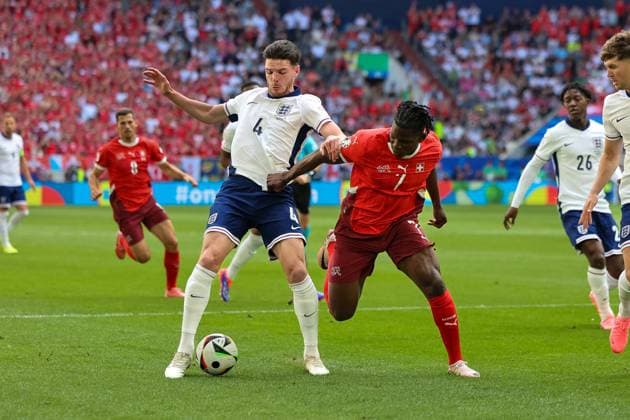 Declan Rice England, 04 in duel with Breel Embolo Switzerland, 07 , Football, UEFA , European Championship, Quarterfinals 2024, England vs Switzerland, 06 07 2024, Duesseldorf Arena, Duesseldorf, Germany Duesseldorf Duesseldorf Arena Nordrhein Westfalen Germany Copyright: xGrantxHubbsx