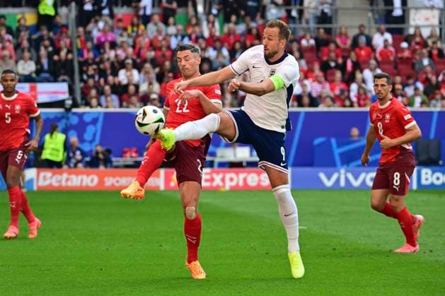 Fabian Schaer 22 Switzerland in duel, action, with Harry Kane 9 England , England Switzerland, Football, UEFA Euro 2024, quarter-final, 06 07 2024 Düsseldorf Nordrhein Westfalen Germany Copyright: xkolbert-press MarcxNiemeyerx
