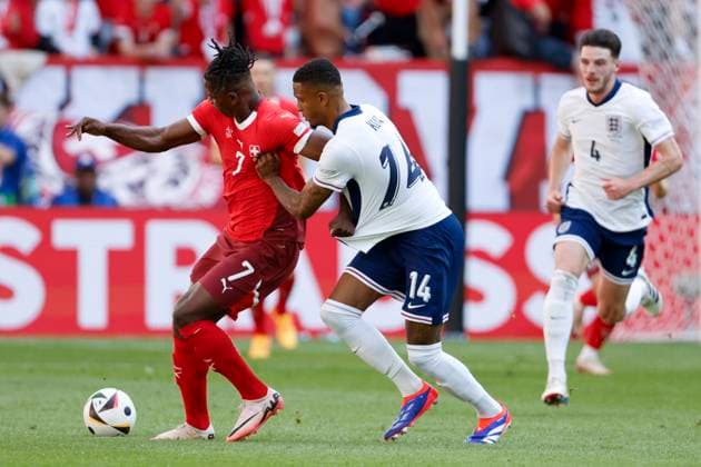 England v Switzerland: Quarter-Final - UEFA EURO, EM, Europameisterschaft,Fussball 2024 Breel Embolo of Switzerland and Ezri Konsa of England challenge during the UEFA EURO 2024 quarter-final match between England and Switzerland at Düsseldorf Arena on July 6, 2024 in Dusseldorf, Germany. Düsseldorf Düsseldorf Arena Germany Germany Copyright: xRichardxSellers Sportsphoto APLx 14044568