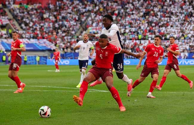 England v Switzerland UEFA EURO, EM, Europameisterschaft,Fussball 2024 Kobbie Mainoo of England battles for the ball with Manuel Akanji of Switzerland during the UEFA Euro 2024 match at Merkur Spiel-Arena, Düsseldorf UK Newspapers OUT Copyright: xPaulxChestertonx FIL-20329-0088