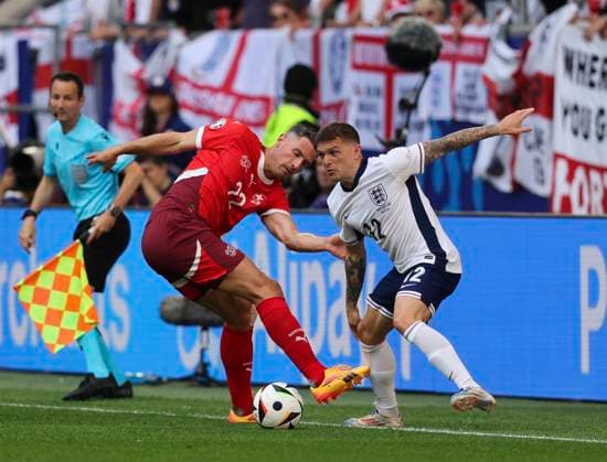 England v Switzerland UEFA EURO, EM, Europameisterschaft,Fussball 2024 Kieran Trippier of England battles for the ball with Fabian Schär of Switzerland during the UEFA Euro 2024 match at Merkur Spiel-Arena, Düsseldorf UK Newspapers OUT Copyright: xPaulxChestertonx FIL-20329-0099