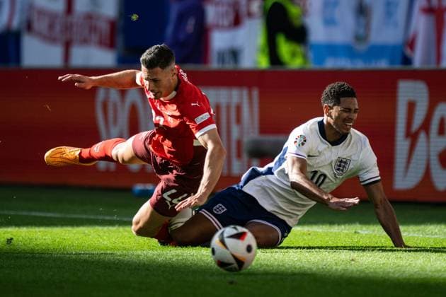 240706 Fabian Schär of Switzerland and Jude Bellingham of England during the UEFA Euro 2024 Football Championship quarterfinal between England and Switzerland on July 6, 2024 in Düsseldorf Photo Mathias Bergeld BILDBYRAN code MB MB0943 fotboll football soccer fotballs em europamästerskap em uefa euro uefa european football championship euro 2024 kvartfinal quarterfinal quarterfinals england schweiz switzerland bbeng  Copyright: MATHIASxBERGELD BB240706MB043