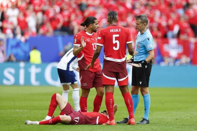 DUSSELDORF, Dusseldorf Arena ,06-07-2024 , European Football Championship Euro2024, round of 8 match no.48 between England and Switzerland, (L-R) Switzerland player Ruben Vargas injured, Switzerland player Ricardo Rodriguez Araya, Switzerland player Manuel Akanji, referee Daniele Orsato (ITA) England - Switzerland (Euro2024)  x25695394x Copyright: