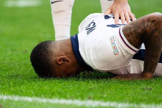240706 Ezri Konsa of England in pain during the UEFA Euro 2024 Football Championship quarterfinal between England and Switzerland on July 6, 2024 in Düsseldorf Photo Mathias Bergeld BILDBYRAN code MB MB0943 fotboll football soccer fotballs em europamästerskap em uefa euro uefa european football championship euro 2024 kvartfinal quarterfinal quarterfinals england schweiz switzerland bbeng injury  Copyright: MATHIASxBERGELD BB240706MB051
