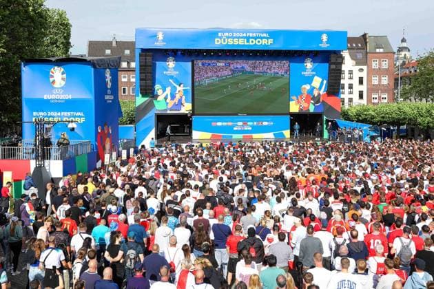 Fan Zone Burgplatz in Düsseldorf Public Viewing UEFA EURO 2024 England vs. Switzerland 06 07 2024 Fan Zone Burgplatz in Düsseldorf Public Viewing UEFA EURO 2024 England vs. Switzerland on 06 07 2024, Düsseldorf Copyright: xBEAUTIFULxSPORTS KennyxBeelex