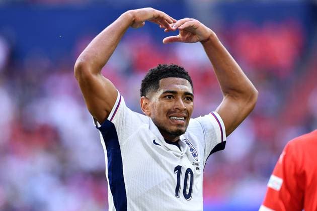 Soccer UEFA EURO 2024 quarter-final England Switzerland on 06 07 2024 at the Düsseldorf Arena in Düsseldorf Jude Bellingham England whips up the fans spectators xRx