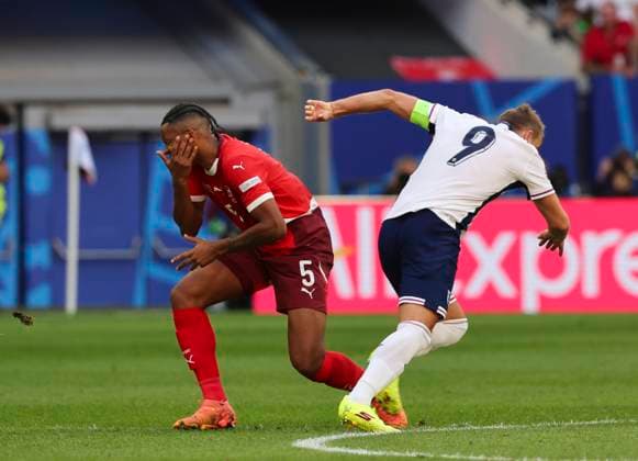 England v Switzerland UEFA EURO, EM, Europameisterschaft,Fussball 2024 Harry Kane of England catches Manuel Akanji of Switzerland during the UEFA Euro 2024 match at Merkur Spiel-Arena, Düsseldorf UK Newspapers OUT Copyright: xPaulxChestertonx FIL-20329-0164