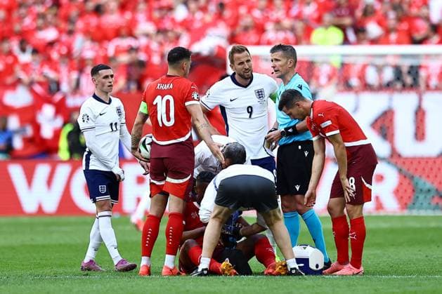 Harry Kane of England complains to referee Daniele Orsato after receiving a yellow card England v Switzerland, UEFA European Championship, EM, Europameisterschaft 2024, Quarter Final, Football, Dusseldorf Arena, Dusseldorf, Germany, 06 Jul 2024 EDITORIAL USE ONLY No use with unauthorised audio, video, data, fixture lists, club league logos or live services. Online in-match use limited to 120 images, no video emulation. No use in betting, games or single club league player publications. Copyright: xMichaelxZemanek Shutterstockx 14571385bo