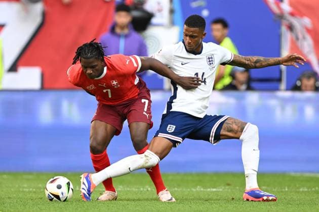 DUSSELDORF - (l-r) Breel Embolo of Switzerland, Ezri Konsa of England during the UEFA EURO, EM, Europameisterschaft,Fussball 2024 quarter-final match between England and Switzerland at the Dusseldorf Arena on July 6, 2024 in Dusseldorf, Germany. ANP Hollandse Hoogte UEFA EURO 2024 2024 xVIxANPxSportx xGerritxvanxKeulenxIVx 502909875 originalFilename: 502909875.jpg