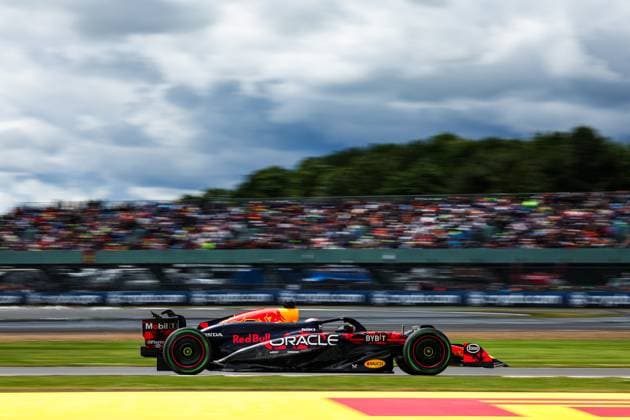 01 VERSTAPPEN Max (nld), Red Bull Racing RB20, action during the Formula 1 Qatar Airways British Grand Prix 2024, 12th round of the 2024 Formula One World Championship, WM, Weltmeisterschaft from July 5 to 7, 2024 on the Silverstone Circuit, in Silverstone, United Kingdom - F1 - BRITISH GRAND PRIX 2024 DPPI Panoramic  240706_R12_GRAN_BRETAGNA_DP_FG009638