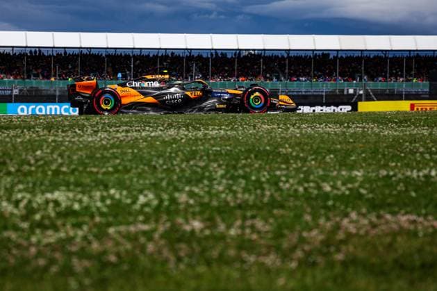 04 NORRIS Lando (gbr), McLaren F1 Team MCL38, action during the Formula 1 Qatar Airways British Grand Prix 2024, 12th round of the 2024 Formula One World Championship, WM, Weltmeisterschaft from July 5 to 7, 2024 on the Silverstone Circuit, in Silverstone, United Kingdom - F1 - BRITISH GRAND PRIX 2024 DPPI Panoramic  240706_R12_GRAN_BRETAGNA_DP_FG000090