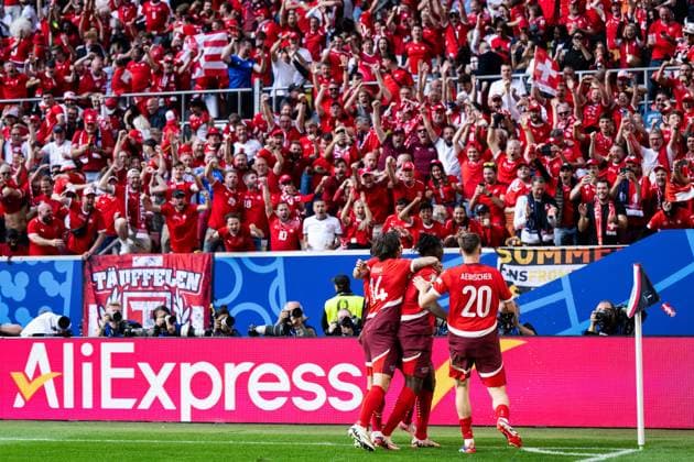 240706 Breel Embolo of Switzerland celebrates with team mates after 0 1 during the UEFA Euro 2024 Football Championship quarterfinal between England and Switzerland on July 6, 2024 in Düsseldorf Photo Mathias Bergeld BILDBYRAN kod MB MB0943 fotboll football soccer fotballs em europamästerskap em uefa euro uefa european football championship euro 2024 kvartfinal quarterfinal quarterfinals england schweiz switzerland bbeng jubel  Copyright: MATHIASxBERGELD BB240706MB070