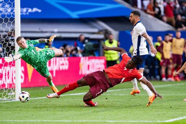 GER, Euro 2024, Quarter-final quarter-finals, England ENG vs Switzerland SUI 06 07 2024, MERKUR SPIEL ARENA, Düsseldorf, GER, Euro 2024, Quarter-final quarter-finals, England ENG vs Switzerland SUI In the picture Goal to 1 0 for Switzerland Switzerland SUI by Breel Embolo Switzerland Switzerland SUI, 7 Jordan Pickford England GBR, 1 Kyle Walker England GBR, 2 nordphotoxGmbHxx xChristianxSchulze nph000300