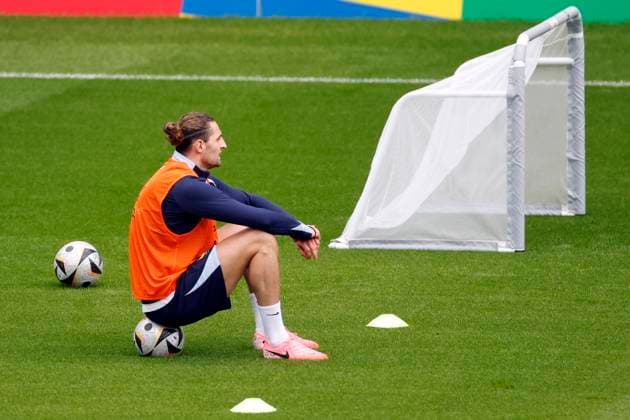 Sport Bilder des Tages France s Adrien Rabiot takes part during a training session in Paderborn, Germany, 06 July 2024. France will face Spain in their Euro2024 semi-final soccer match on 09 July. France s training session !ACHTUNG: NUR REDAKTIONELLE NUTZUNG!  Copyright: xJ.J.xGuillenx GRAF2787 20240706-55014080596_1