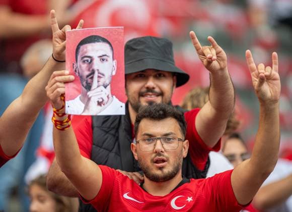 Sport Themen der Woche KW27 Sport Bilder des Tages Fussball, Herren, Saison 2023 24, UEFA EURO, EM, Europameisterschaft,Fussball EM 2024, Viertelfinale in Berlin, Niederlande - Türkei, türkische Fans zeigen den Wolfsgruß und halten Bilder vom gesperrten Merih Demiral hoch, 06.07. 2024, *** Football, men, 2023 24 season, UEFA Euro EM 2024, quarter-finals in Berlin, Netherlands Turkey, Turkish fans show the wolf salute and hold up pictures of banned Merih Demiral, 06 07 2024, Copyright: xSebastianxRäppold MatthiasxKochx