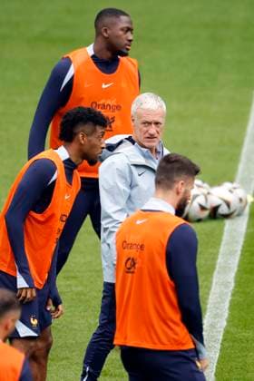 France s head coach Didier Deschamps leads a training session in Paderborn, Germany, 06 July 2024. France will face Spain in their Euro2024 semi-final soccer match on 09 July. France s training session !ACHTUNG: NUR REDAKTIONELLE NUTZUNG!  Copyright: xAlbertoxEstevezx GRAF2791 20240706-55014080620_1