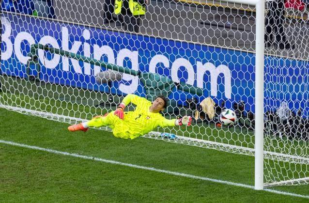 Football - UEFA EURO, EM, Europameisterschaft,Fussball 2024 - Quarter-Final - England v Switzerland DÜSSELDORF, GERMANY - Saturday, July 6, 2024: Switzerland s goalkeeper Yann Sommer makes a save during the UEFA Euro 2024 Quarter-Final match between England and Switzerland at the Düsseldorf Arena. (Photo by David Rawcliffe Propaganda) DÜSSELDORF Düsseldorf Arena NORTH RHINE-WESTPHALIA GERMANY  Copyright: xDavidxRawcliffex P2024-07-06-England_Switzerland-58