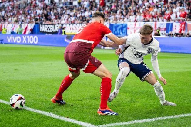 240706 Silvan Widmer of Switzerland and Cole Palmer of England during the UEFA Euro 2024 Football Championship quarterfinal between England and Switzerland on July 6, 2024 in Düsseldorf Photo Mathias Bergeld BILDBYRAN code MB MB0943 fotboll football soccer fotballs em europamästerskap em uefa euro uefa european football championship euro 2024 kvartfinal quarterfinal quarterfinals england schweiz switzerland bbeng  Copyright: MATHIASxBERGELD BB240706MB091
