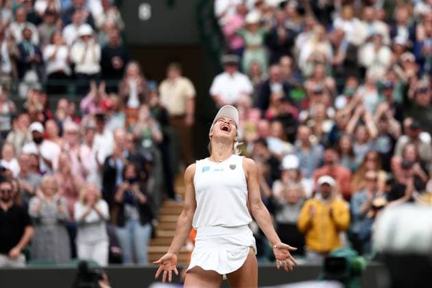 Sport Bilder des Tages 6th July 2024; All England Lawn Tennis and Croquet Club, London, England; Wimbledon Tennis Tournament, Day 6; Iga Swiatek (POL) celebrates after she won her third round match against Yulia Putintseva (KAZ)  ActionPlus12665198 ShaunxBrooks