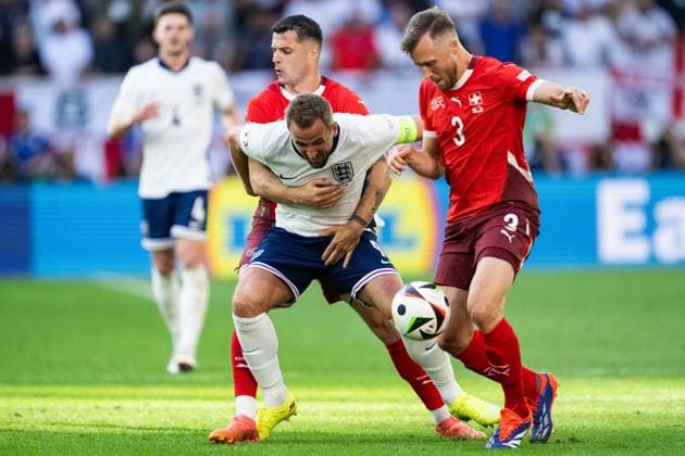 240706 Granit Xhaka and Silvan Widmer of Switzerland against Harry Kane of England during the UEFA Euro 2024 Football Championship quarterfinal between England and Switzerland on July 6, 2024 in Düsseldorf Photo Mathias Bergeld BILDBYRAN kod MB MB0943 fotboll football soccer fotballs em europamästerskap em uefa euro uefa european football championship euro 2024 kvartfinal quarterfinal quarterfinals england schweiz switzerland bbeng  Copyright: MATHIASxBERGELD BB240706MB092