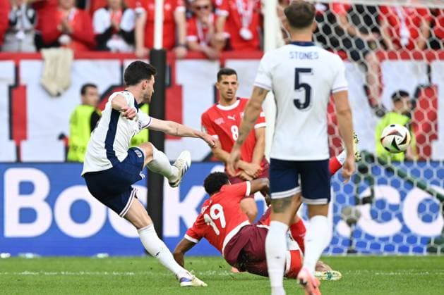 DUSSELDORF - (l-r) Declan Rice of England, Dan Ndoye of Switzerland, John Stones of England during the UEFA EURO, EM, Europameisterschaft,Fussball 2024 quarter-final match between England and Switzerland at the Dusseldorf Arena on July 6, 2024 in Dusseldorf, Germany. ANP Hollandse Hoogte UEFA EURO 2024 2024 xVIxANPxSportx xGerritxvanxKeulenxIVx 502912560 originalFilename: 502912560.jpg