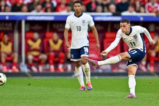240706 EURO2024 ENGLAND VS SWITZERLAND Phil Foden (11) of England pictured in action during a soccer game between the national teams of England and Switzerland in a Quarter Final knock out game of the UEFA EURO, EM, Europameisterschaft,Fussball 2024 tournament , on Saturday 6 July 2024 in Dusseldorf , Germany . photo sportpix David Catry Dusseldorf GERMANY  Copyright: xx 472824