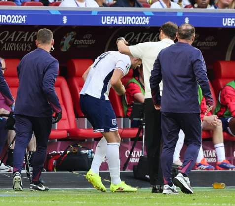 England v Switzerland UEFA EURO, EM, Europameisterschaft,Fussball 2024 England Head Coach Gareth Southgate talks to Harry Kane after colliding with coolers by the sub-bench during the UEFA Euro 2024 match at Merkur Spiel-Arena, Düsseldorf UK Newspapers OUT Copyright: xPaulxChestertonx FIL-20329-0237